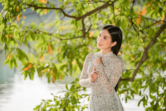 Thiếu nữ miền Tây diện áo dài thướt tha dạo bước giữa lòng Hà Nội - 5 Thiếu nữ miền Tây diện áo dài thướt tha dạo bước giữa lòng Hà Nội - 5