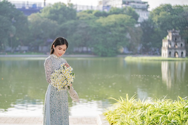 Thiếu nữ miền Tây diện áo dài thướt tha dạo bước giữa lòng Hà Nội - 7 Thiếu nữ miền Tây diện áo dài thướt tha dạo bước giữa lòng Hà Nội - 7