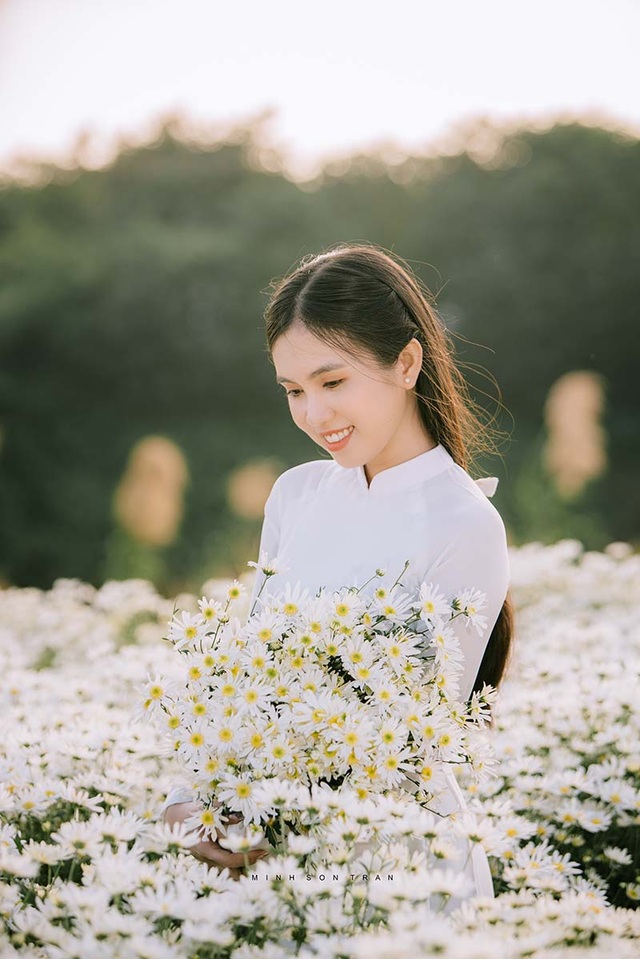 Thiếu nữ miền Tây diện áo dài thướt tha dạo bước giữa lòng Hà Nội - 8 Thiếu nữ miền Tây diện áo dài thướt tha dạo bước giữa lòng Hà Nội - 8