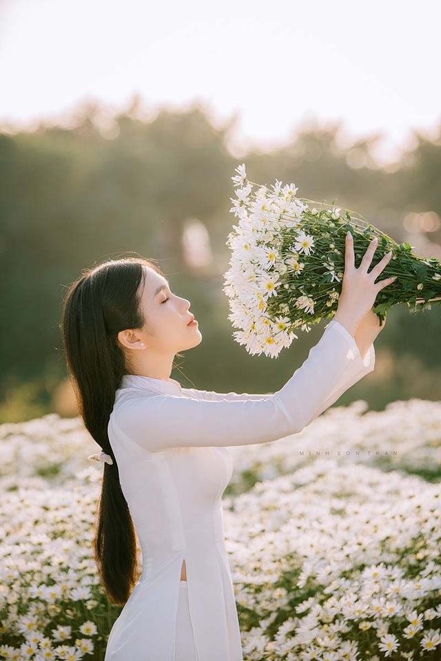 Thiếu nữ miền Tây diện áo dài thướt tha dạo bước giữa lòng Hà Nội - 10 Thiếu nữ miền Tây diện áo dài thướt tha dạo bước giữa lòng Hà Nội - 10