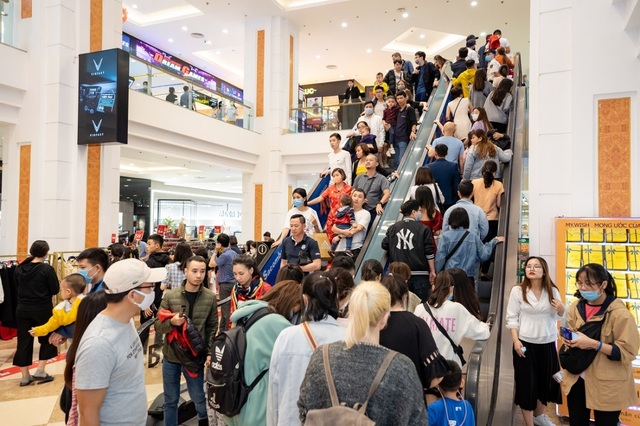 Hàng nghìn người đổ về mua sắm trong ngày đầu tiên của Vincom Black Friday - 1 Hàng nghìn người đổ về mua sắm trong ngày đầu tiên của Vincom Black Friday - 1