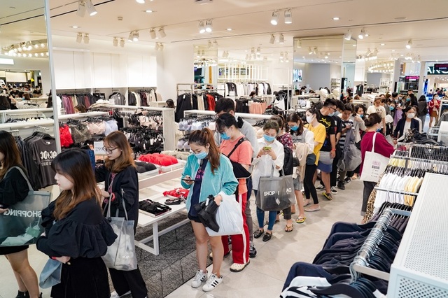 Hàng nghìn người đổ về mua sắm trong ngày đầu tiên của Vincom Black Friday - 2 Hàng nghìn người đổ về mua sắm trong ngày đầu tiên của Vincom Black Friday - 2
