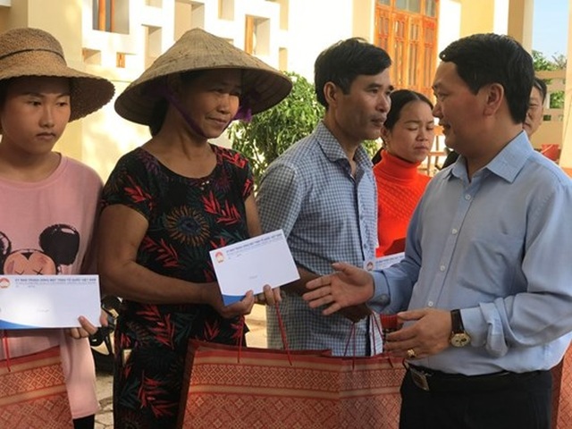 Mặt trận phân bổ 325 tỷ đồng đến bà con vùng lũ - 8 Mặt trận phân bổ 325 tỷ đồng đến bà con vùng lũ - 8