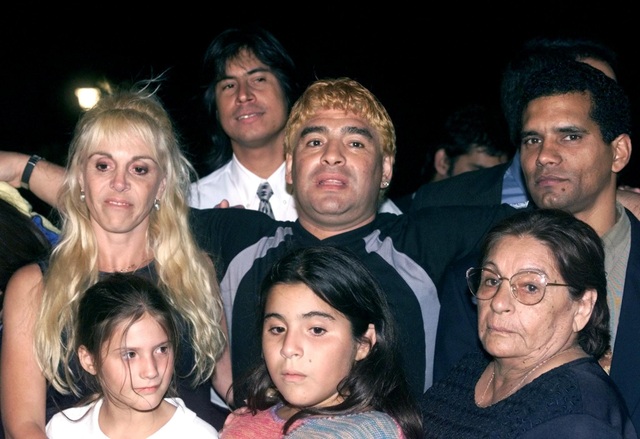 Chân dung người phụ nữ hơn hai thập kỷ gắn bó cùng Maradona - 1