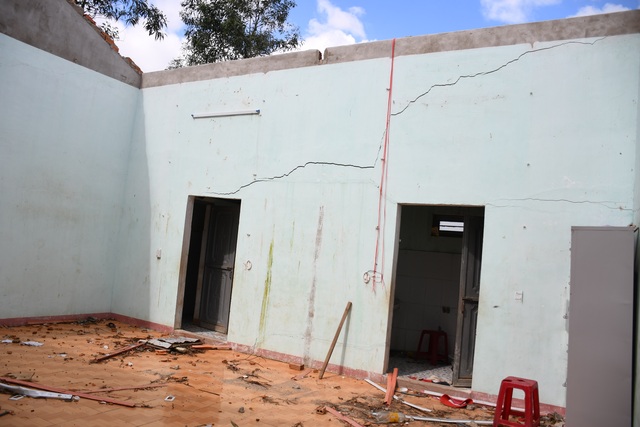 Bão tốc mái lớp học, nhiều học sinh bị ốm do phải ngủ dưới mái hiên - 1 Bão tốc mái lớp học, nhiều học sinh bị ốm do phải ngủ dưới mái hiên - 1