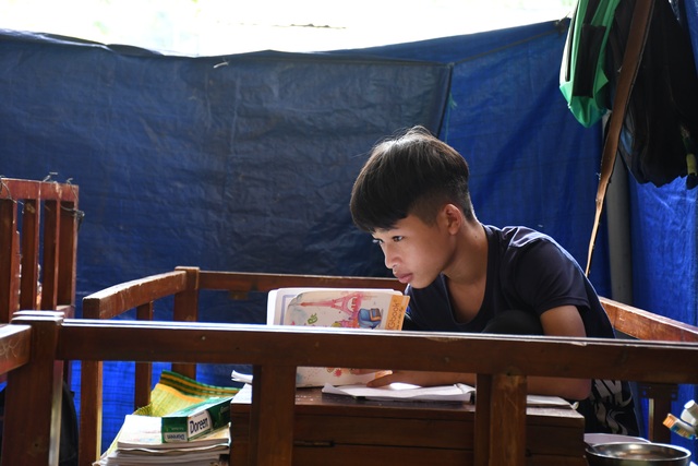 Bão tốc mái lớp học, nhiều học sinh bị ốm do phải ngủ dưới mái hiên - 5 Bão tốc mái lớp học, nhiều học sinh bị ốm do phải ngủ dưới mái hiên - 5