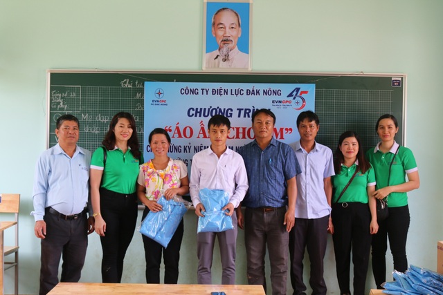 Mang điện về với học sinh và giáo viên tại điểm trường Dân trí - 3 Mang điện về với học sinh và giáo viên tại điểm trường Dân trí - 3