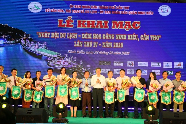 Đêm Hoa đăng Ninh Kiều thu hút hàng nghìn lượt người đến xem - 2 Đêm Hoa đăng Ninh Kiều thu hút hàng nghìn lượt người đến xem - 2