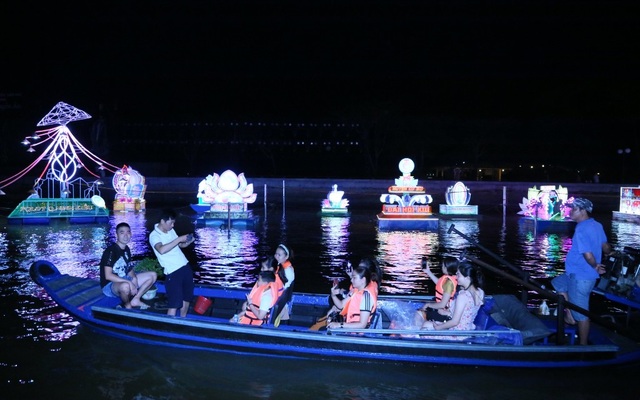 Đêm Hoa đăng Ninh Kiều thu hút hàng nghìn lượt người đến xem - 6 Đêm Hoa đăng Ninh Kiều thu hút hàng nghìn lượt người đến xem - 6