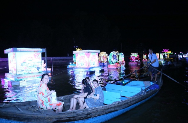 Đêm Hoa đăng Ninh Kiều thu hút hàng nghìn lượt người đến xem - 5 Đêm Hoa đăng Ninh Kiều thu hút hàng nghìn lượt người đến xem - 5