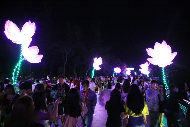Đêm Hoa đăng Ninh Kiều thu hút hàng nghìn lượt người đến xem - 8 Đêm Hoa đăng Ninh Kiều thu hút hàng nghìn lượt người đến xem - 8