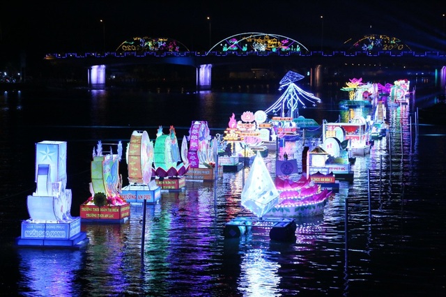 Đêm Hoa đăng Ninh Kiều thu hút hàng nghìn lượt người đến xem - 1 Đêm Hoa đăng Ninh Kiều thu hút hàng nghìn lượt người đến xem - 1