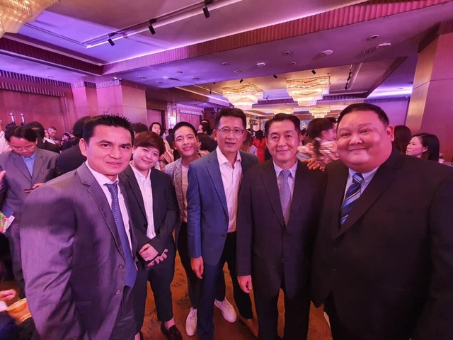 Kiatisuk hát bài Hãy về đây bên anh trong tiệc chia tay gia đình - 8 Kiatisuk hát bài Hãy về đây bên anh trong tiệc chia tay gia đình - 8