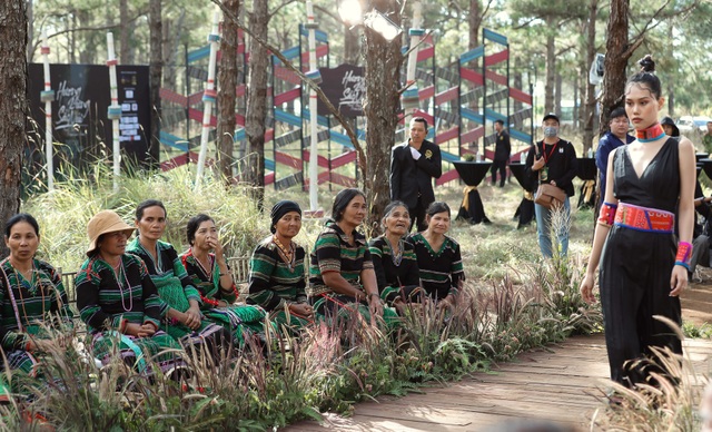 Hoàng Thùy, Thúy Ngân trình diễn thời trang… giữa rừng thông - 7 Hoàng Thùy, Thúy Ngân trình diễn thời trang… giữa rừng thông - 7