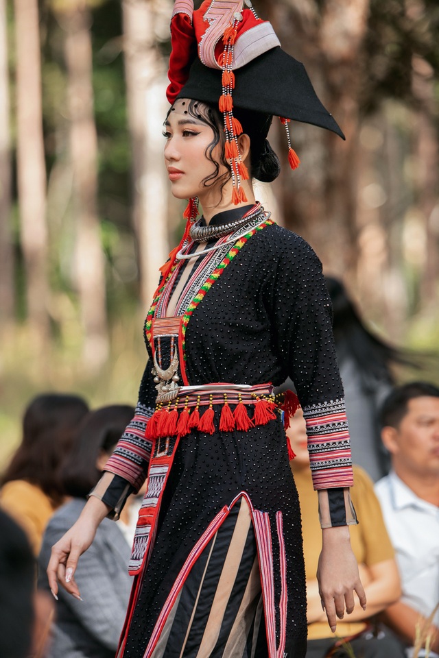 Hoàng Thùy, Thúy Ngân trình diễn thời trang… giữa rừng thông - 1 Hoàng Thùy, Thúy Ngân trình diễn thời trang… giữa rừng thông - 1