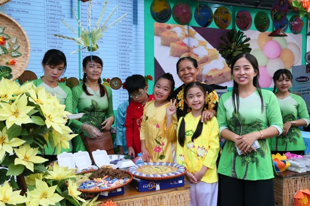 Đêm Hoa đăng Ninh Kiều thu hút hàng nghìn lượt người đến xem - 9 Đêm Hoa đăng Ninh Kiều thu hút hàng nghìn lượt người đến xem - 9