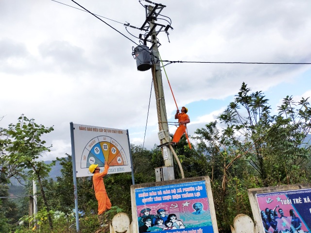 Sau một tháng bị cô lập vì bão, xã cuối cùng đã được đóng điện trở lại - 2 Sau một tháng bị cô lập vì bão, xã cuối cùng đã được đóng điện trở lại - 2