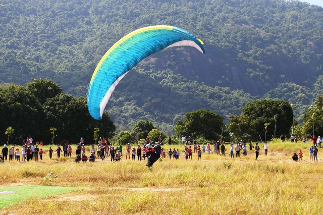 See the scene of nearly 100 stunning paragliding pilots in the West - 10