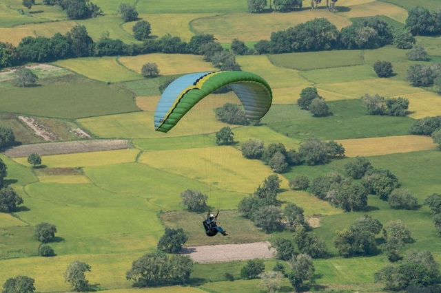 Have a look at the scene of nearly 100 stunning paragliding pilots in the West - 7