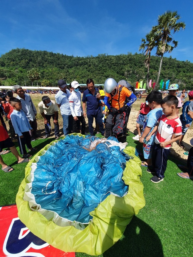 See the scene of nearly 100 stunning paragliding pilots in the West - 1