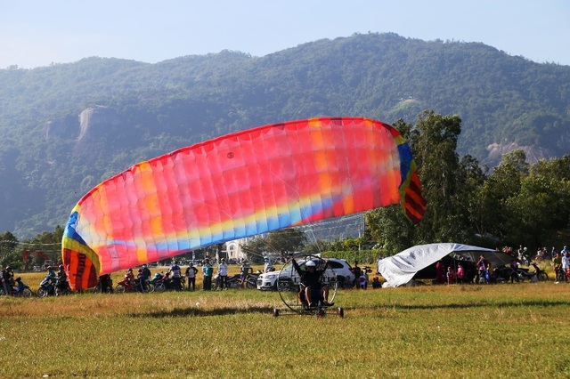 See the scene of nearly 100 stunning paragliding pilots in the West - 4