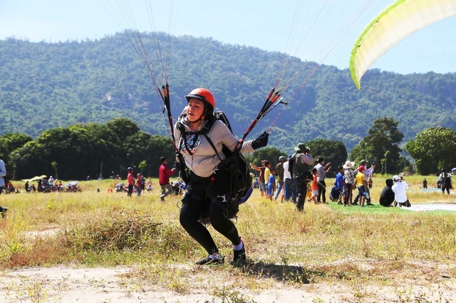 See the scene of nearly 100 stunning paragliding pilots in the West - 3