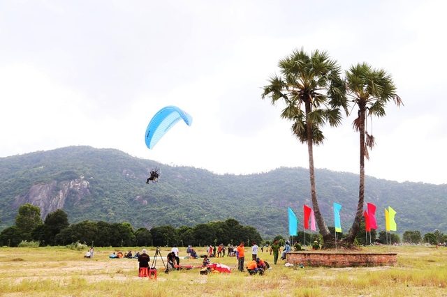 See the scene of nearly 100 stunning paragliding pilots in the West - 8