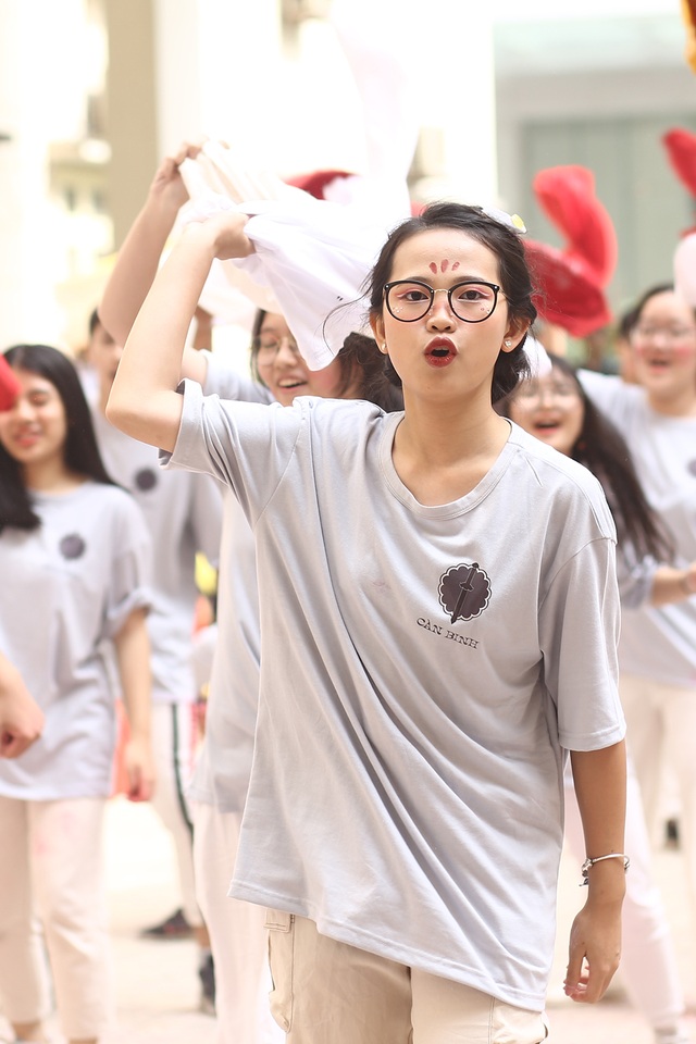 Rực rỡ bữa tiệc flashmob của teen THPT Chuyên Sư phạm - 8