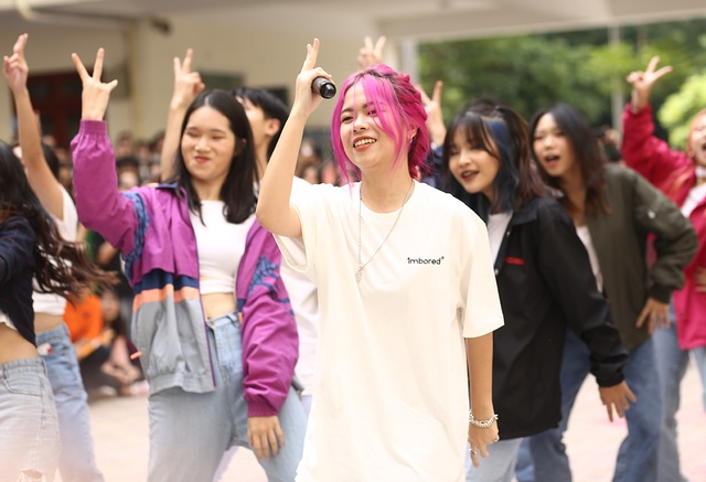 Rực rỡ bữa tiệc flashmob của teen THPT Chuyên Sư phạm - 4