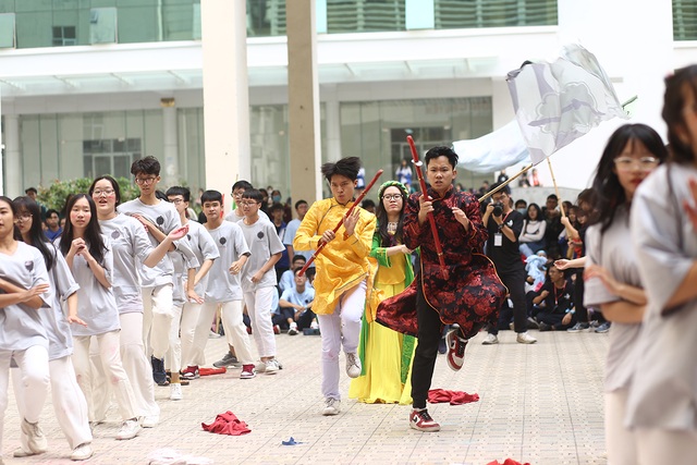 Rực rỡ bữa tiệc flashmob của teen THPT Chuyên Sư phạm - 5