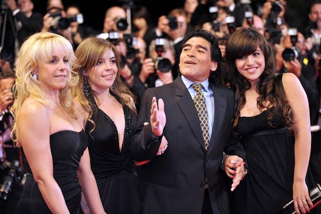 Nghi vấn về cái chết của Maradona, ba con gái bị triệu tập - 1 Nghi vấn về cái chết của Maradona, ba con gái bị triệu tập - 1