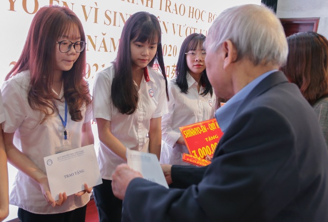 Quỹ Khuyến học Việt Nam trao học bổng học sinh, sinh viên vượt khó học giỏi - 2