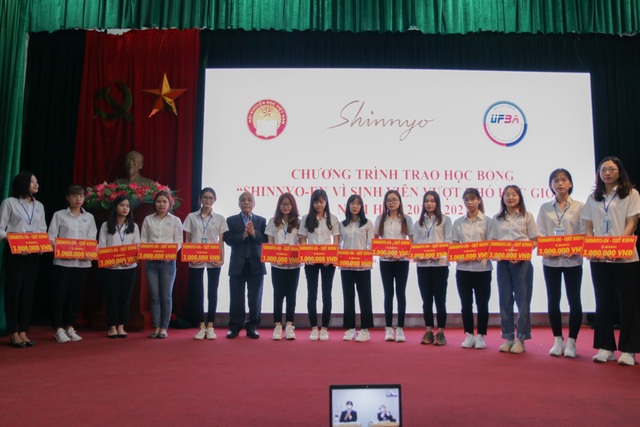 Quỹ Khuyến học Việt Nam trao học bổng học sinh, sinh viên vượt khó học giỏi - 1