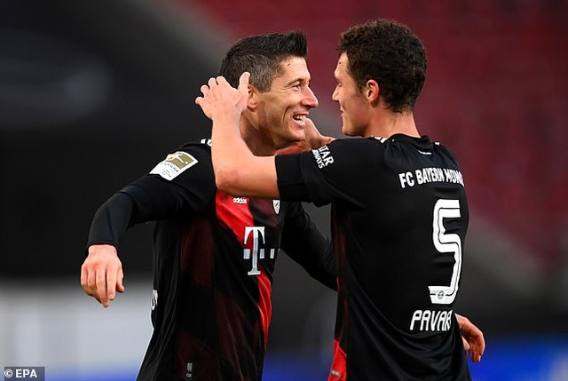 Lewandowski tỏa sáng giúp Bayern Munich lội ngược dòng hạ Stuttgart - 4 Lewandowski tỏa sáng giúp Bayern Munich lội ngược dòng hạ Stuttgart - 4