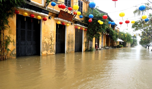Vừa mở cửa đón du khách, phố cổ Hội An lại chìm trong nước lũ - 1 Vừa mở cửa đón du khách, phố cổ Hội An lại chìm trong nước lũ - 1