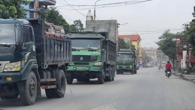 Traffic police set up a post, convoy overload signs suddenly disappeared - 1