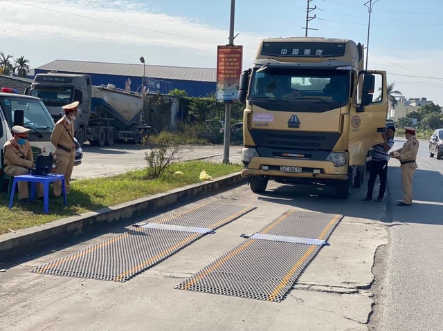 Traffic police installed a post, the convoy overload signs suddenly disappeared - 3