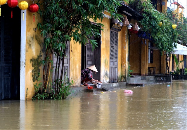 Vừa mở cửa đón du khách, phố cổ Hội An lại chìm trong nước lũ - 2 Vừa mở cửa đón du khách, phố cổ Hội An lại chìm trong nước lũ - 2