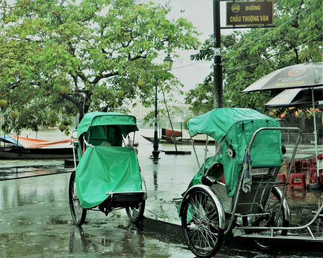 Vừa mở cửa đón du khách, phố cổ Hội An lại chìm trong nước lũ - 7 Vừa mở cửa đón du khách, phố cổ Hội An lại chìm trong nước lũ - 7