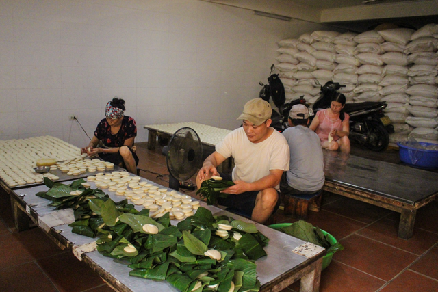 Family of 3 generations of making thick rice cakes: At midnight, there is a lot of noise, 300kg of sticky rice every day - 1