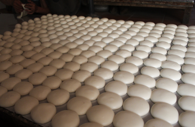 Family of 3 generations of making thick rice cakes: At midnight, pounding, 300kg of sticky rice ended - 2