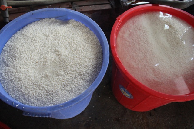 Family of 3 generations of making thick rice cakes: At midnight, pounding, 300kg of sticky rice ended - 4