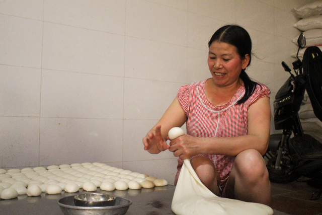 Family of 3 generations of making thick rice cakes: At midnight, pounding, 300kg of sticky rice ended - 6