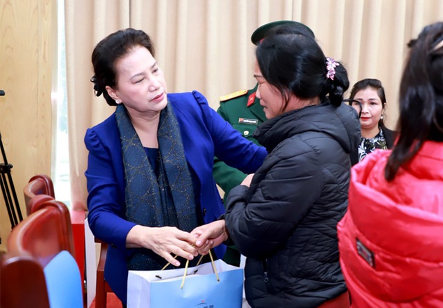 Chủ tịch Quốc hội thăm, tặng quà thân nhân các liệt sĩ hy sinh trong bão lũ - 2 Chủ tịch Quốc hội thăm, tặng quà thân nhân các liệt sĩ hy sinh trong bão lũ - 2