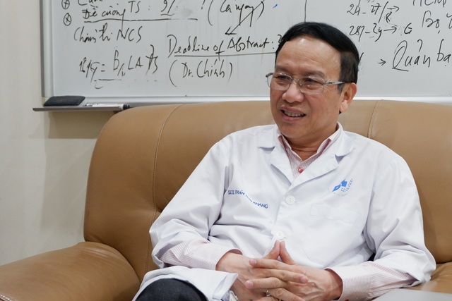 Người đàn ông đổ mồ hôi máu lần đầu tiên ghi nhận tại Việt Nam - 3 Người đàn ông đổ mồ hôi máu lần đầu tiên ghi nhận tại Việt Nam - 3