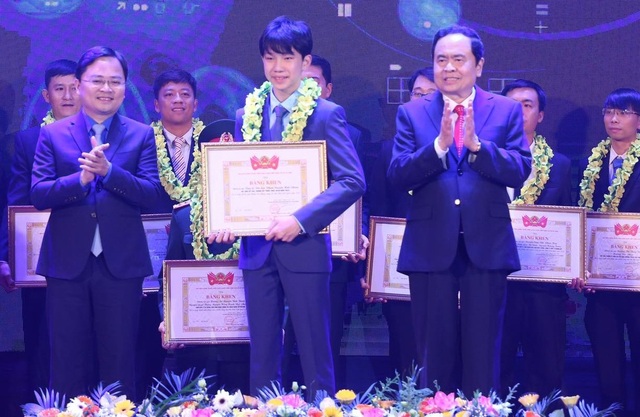 Mũ cách ly chống Covid-19 là 1 trong 37 công trình Tuổi trẻ sáng tạo 2020 - 2 Mũ cách ly chống Covid-19 là 1 trong 37 công trình Tuổi trẻ sáng tạo 2020 - 2