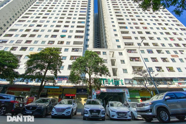 Bỏ tiền tỷ mua nhà, người Hà Nội phải cắn răng đỗ xế hộp trên vỉa hè - 2 Bỏ tiền tỷ mua nhà, người Hà Nội phải cắn răng đỗ xế hộp trên vỉa hè - 2