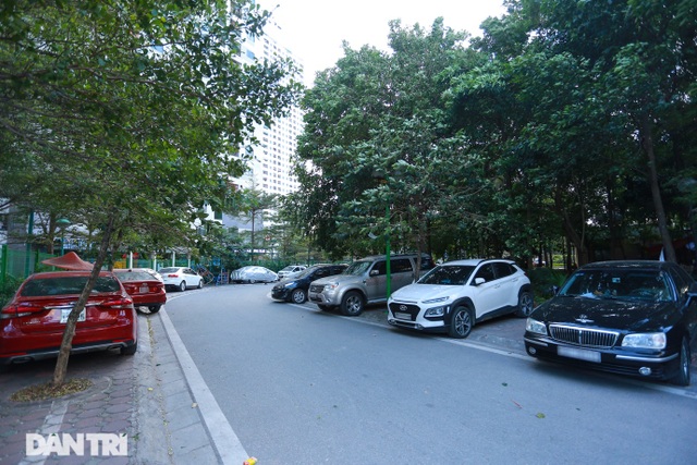 Bỏ tiền tỷ mua nhà, người Hà Nội phải cắn răng đỗ xế hộp trên vỉa hè - 3 Bỏ tiền tỷ mua nhà, người Hà Nội phải cắn răng đỗ xế hộp trên vỉa hè - 3