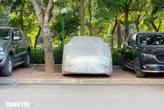 Bỏ tiền tỷ mua nhà, người Hà Nội phải cắn răng đỗ xế hộp trên vỉa hè - 4 Bỏ tiền tỷ mua nhà, người Hà Nội phải cắn răng đỗ xế hộp trên vỉa hè - 4