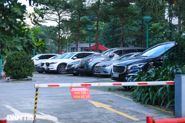 Bỏ tiền tỷ mua nhà, người Hà Nội phải cắn răng đỗ xế hộp trên vỉa hè - 7 Bỏ tiền tỷ mua nhà, người Hà Nội phải cắn răng đỗ xế hộp trên vỉa hè - 7